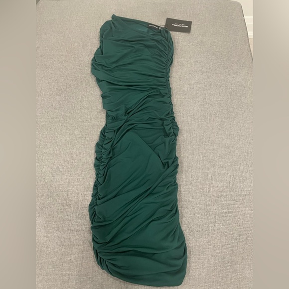 Pretty Little Thing Emerald Green Slinky Runched One Shoulder Longline Dress. - Picture 3 of 7